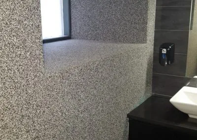 Χαλαζιακή επένδυση τοίχου σε τουαλέτα καφετέριας
